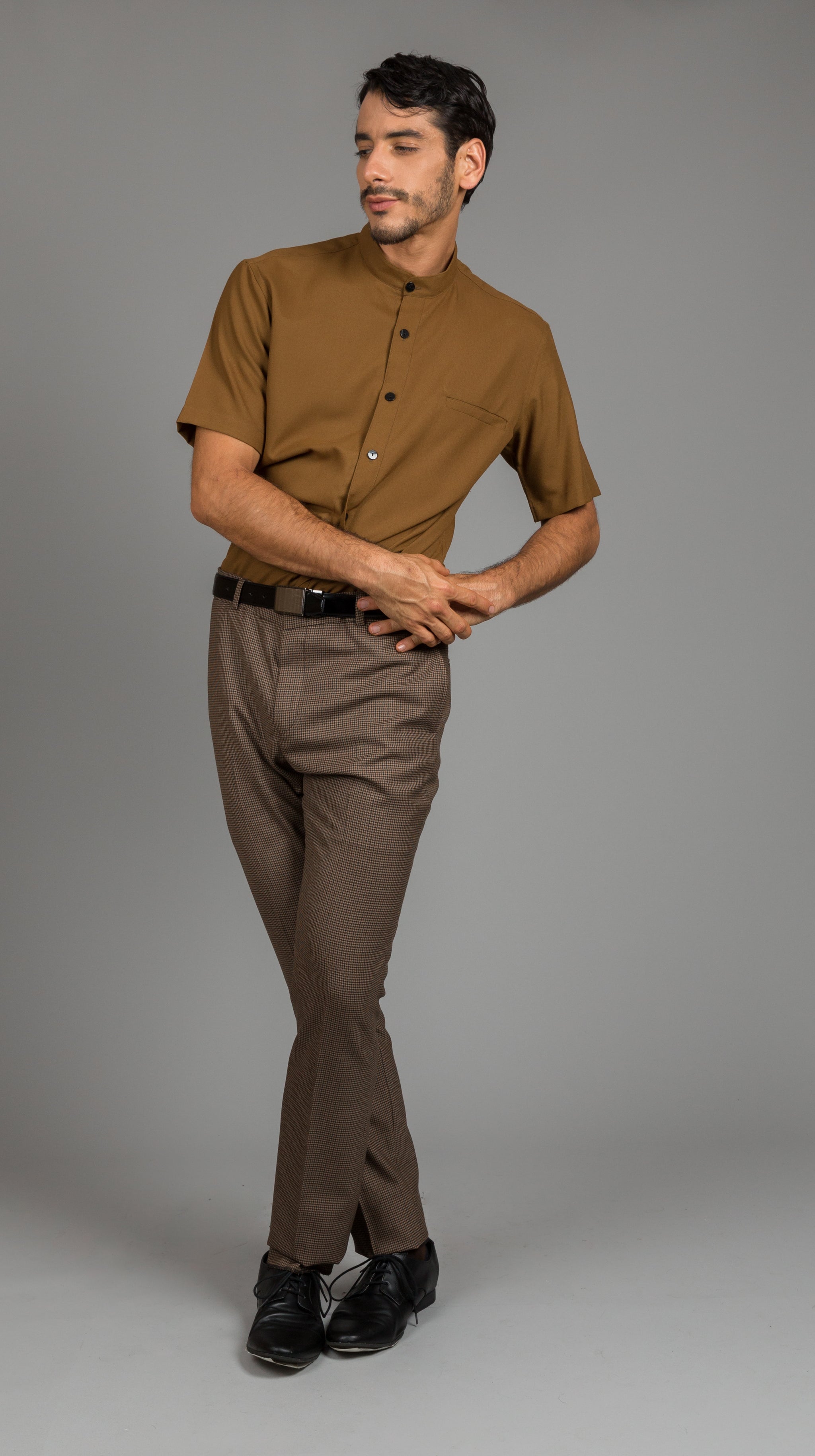 Short sleeve shirt with chinese collar